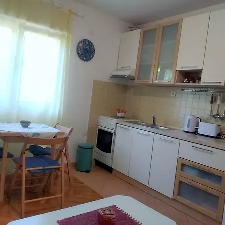 Apartment Apt With Parking Green Grass Of